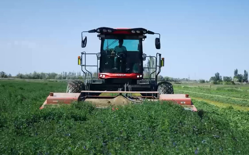 雷沃谷神自走式割草壓扁機